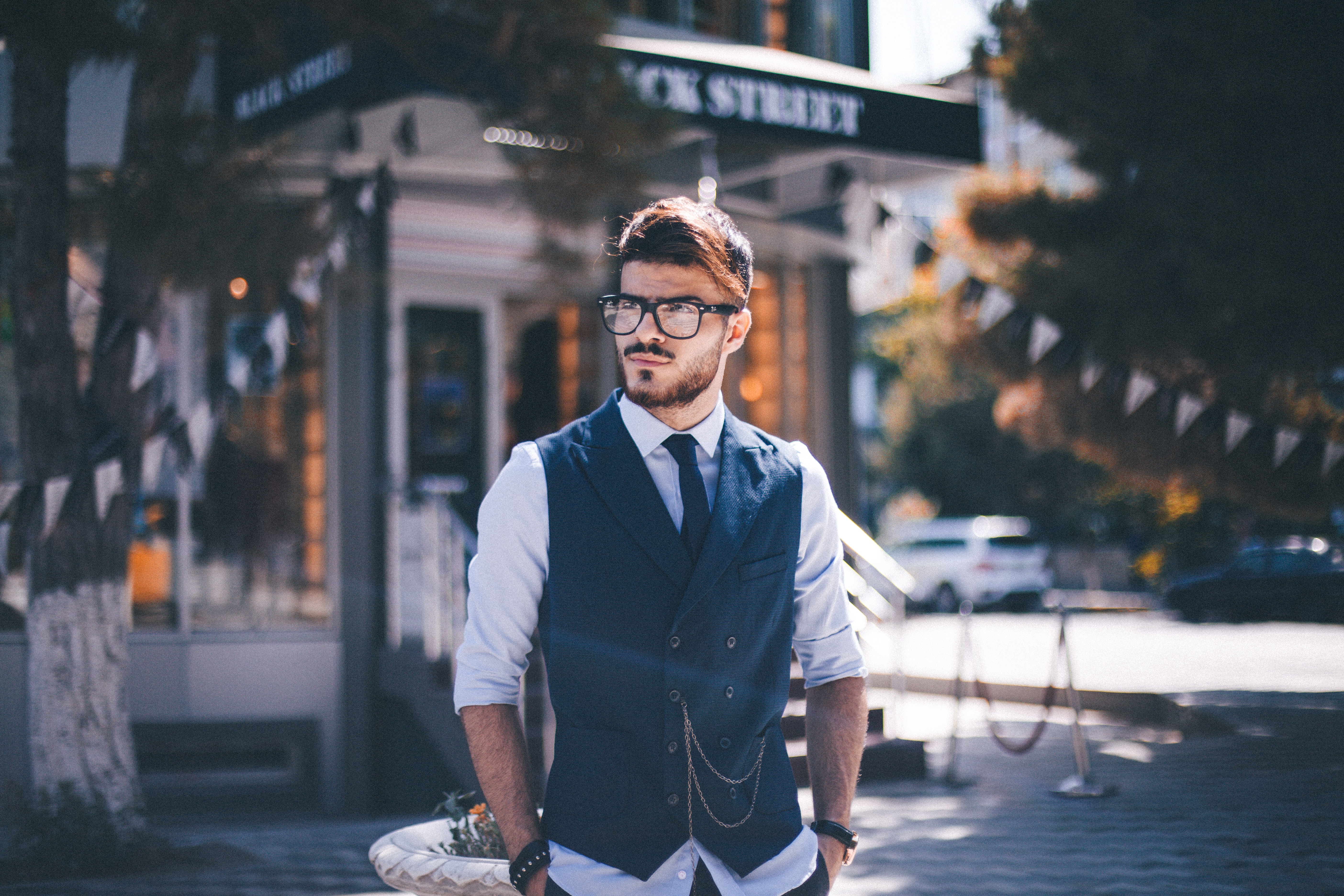 Mężczyzna w eleganckim ubraniu stojący na ulicy